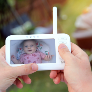 babyphone avec écran en action